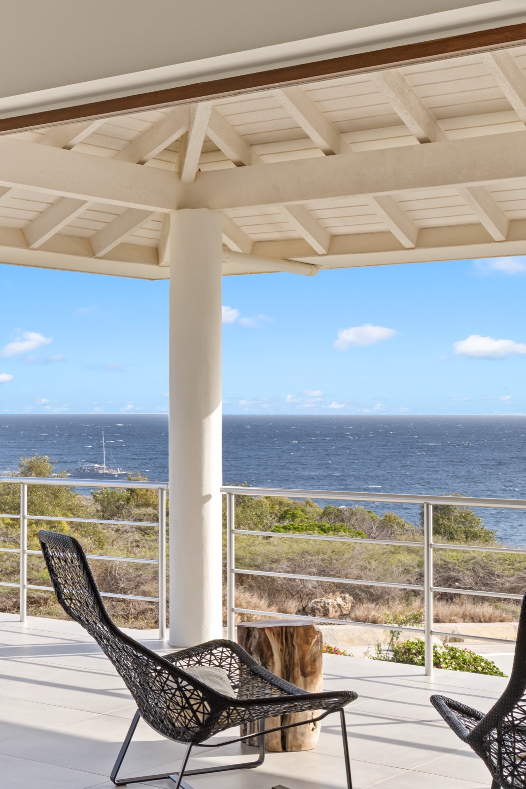 Overdekt terras met zeezicht op Curaçao