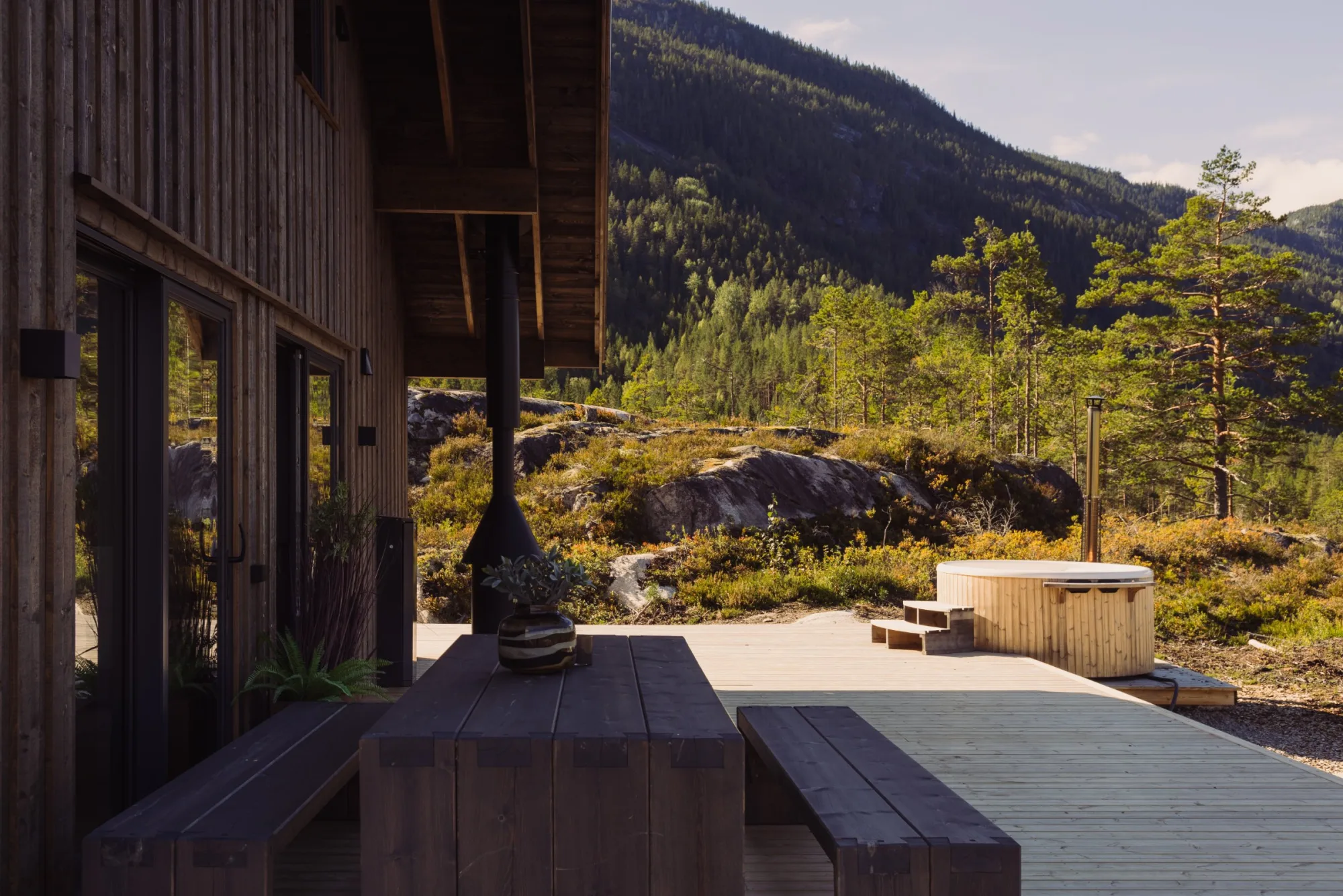 Terras met hottub en uitzicht over de bergen in Vrådal